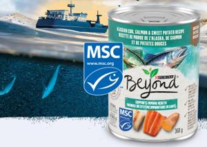 Recette de nourriture pour chiens Beyond certifiée MSC superposée avec une image de bateau sur l’eau