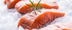 Saumon cru sur glace
